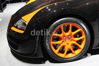 Mobil ini dibekali mesin 8.0 liter berkonfigurasi W16.