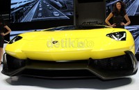 Namanya edisi khusus, tentu mobil ini dibuat istimewa. Selain gimmick seperti emblem dan bordiran tanda 50 tahun, mobil ini ternyata memiliki tenaga yang lebih besar dari Aventador pada umumnya.