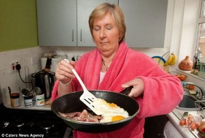 Kena Penyakit Langka, Wanita Ini Masak dan Makan Sambil Tidur