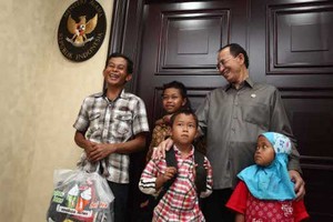 Pesan Menag ke Ayah Tasripin: Ini Bantuan Pendidikan, Jangan untuk Kawin