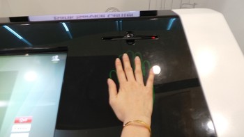     Saat detikINET menjajal di sela-sela acara Huawei Global Analyst Summit 2013, di Shenzhen, China, VTM mempunyai bentuk yang lebih besar dengan beragam tombol.