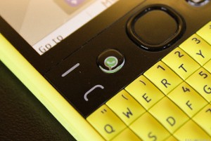 Asha 210 ini memiliki tombol terdedikasi untuk mengakses WhatsApp. Selain itu, juga memiliki keyboard fisik qwerty untuk memudahkan pengetikan. (kredit foto: CNET)