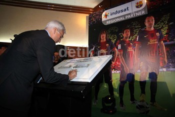 CEO Barcelona, Antoni Rossich menandatangani kontrak kerja sama.