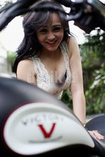 Senyum Manis Ericka di Moge Victory
