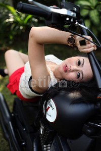 Gara-gara ketahuan selingkuh berantem di mobil, akhirnya putus cinta di mobil, kata Ericka saat berpose dengan Victory.