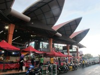 Sunday Market di Kota Kuching terdiri dari beberapa blok, terbagi dalam bangunan permanen dan temporer. Pasar yang rapi dan bersih ini buka mulai Sabtu sore sampai Minggu siang (Sastri/ detikTravel)