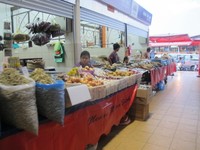 Barang dagangan pun beragam, mulai dari sayur mayur dan ikan sampai baju dan suvenir. Salah satu gang di Sunday Market penuh pedagang bumbu dapur, wisatawan dan warga Kuching berbaur di sini (Sastri/ detikTravel)