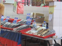 Pasar ini berlokasi tepat di bantaran Sungai Sarawak, namun yang dijual tak sebatas ikan air tawar. Ada pula ikan laut, ikan kering dan beragam panganan seafood lainnya. Semuanya segar! (Sastri/ detikTravel)