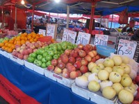 Aneka buah seperti pir, apel, anggur, sampai belimbing Sarawak yang rasanya mirip duku dijual di Sunday Market. Wisatawan bisa membelinya per buah, per ons atau kilogram, sampai per keranjang yang telah ditentukan harganya (Sastri/ detikTravel)