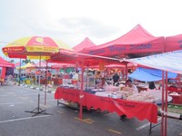 Inilah kios temporer yang berada di luar bangunan utama. Mayoritas kios ini hanya ada saat Sunday Market. Dagangannya pun beragam, mulai dari peralatan rumah tangga sampai daging dan buah segar (Sastri/ detikTravel)