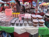 Salah satu bumbu masak yang lazim ditemukan di Kuching adalah petis atau terasi. Petis dijual dalam kemasan plastik, botol, dan punya beberapa jenis dengan rasa yang berbeda pula (Sastri/ detikTravel)
