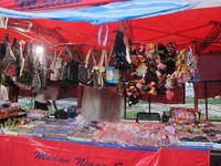 Salah satu kios di Sunday Market menjual aneka pernak-pernik. Tas, ikat rambut, aneka jepit, dan lain-lain (Sastri/ detikTravel)
