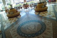 Di bagian dalam lobi hotel, Palazzo Versace terasa begitu mewah dan eksotik. Kainnya, marmernya, furniturnya, semua asli Italia. Warna interior di Palazzo didominasi oleh kuning gading, mulai dari dinding sampai dengan lantai marmernya. Sofanya begitu empuk, sementara bantal untuk bersandar dilapisi kain yang lembut dan bermotif sangat Italia (Gagah/detikTravel)