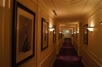 Lorong-lorong dalam hotel tidak luput dari sentuhan Versace. Selain lantai yang berlapis karpet tebal di dinding-dinding juga terpajang foto-foto model bersama hasil karya Versace seperti pakaian atau aksesori (Gagah/detikTravel)