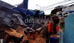 Pohon Tumbang di Jl Otista Dibersihkan