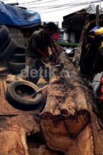 Pohon Tumbang di Jl Otista Dibersihkan