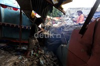 Sebanyak tiga bangunan, yakni bengkel milik Janus Pangaribuan (50), rumah makan milik Marten (48), dan kios pedagang milik Sueb Rizal (50), mengalami kerusakan cukup parah.
