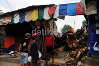 Pohon tersebut tumbang diterpa angin kencang, Rabu (24/4/2013) kemarin.