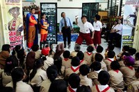Puluhan siswa SDN Palmerah 17 Pagi, Jakarta, terhibur dengan pertunjukkan Teater Koma.