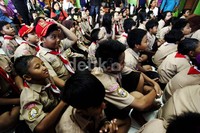 Ekspresi sejumlah murid Sekolah Dasar Negeri Palmerah 17 Pagi, Jakarta, saat menonton pertunjukkan Teater Koma.