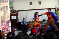 Teater Koma tampil selama 30 menit di Sekolah Dasar Negeri Palmerah 17 Pagi, Jakarta.