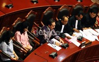 Agenda sidang tersebut yaitu memberi penjelasan terkait hasil uji sementara MK.
