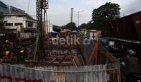 Jembatan di Jalan Raya Bekasi Km 20, Pulogadung, Jakarta Timur, diperbaiki.