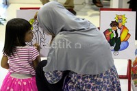 Mewarnai merupakan aktivitas yang dapat membantu meningkatkan kinerja otot tangan sekaligus mengembangkan kemampuan motorik anak.