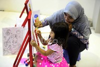 Lewat menggambar, mereka bisa menuangkan beragam imajinasi yang ada di kepala.