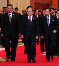 Presiden Susilo Bambang Yudhoyono (kiri), Presiden Myanmar Thein Sein (tengah), dan Sultan Brunei Hassanal Bolkiah (kanan) tiba di lokasi acara. Cahyo Bruri Sasmito/Setpres.