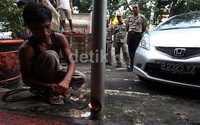 Tiang-tiang reklame dipotong dengan alat las.