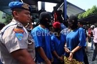 Para tersangka juga dihadirkan dalam pemusnahan sabu tersebut.