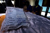 Petugas menunjukkan paket yang berisi sabu.