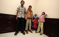 Tasripin putus sekolah di SD karena kekurangan biaya. Anak piatu warga Banyumas ini bahkan harus menghidupi tiga adiknya dengan bekerja serabutan di sawah karena ayahnya bekerja di Kalimantan.