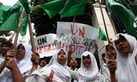 Mereka mengelar aksi didepan kantor Mendikbud.  Menuntut Mendikbud. M.Nuh menghapuskan kebijakan penyelenggaraan Ujian Nasional.