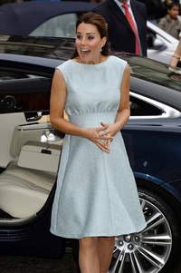 Pada (24/4/2013) Kate Middleton tiba di National Potrait Gallery di London, Inggris. Reuters/John Stillwell/Pool.