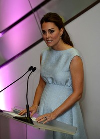 Kate sempat memberikan sedikit pidatonya bahwa seni bisa membuat suatu perbedaan besar dalam hidup. Reuters/Toby Melville.