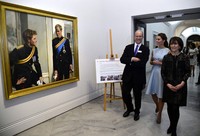 Kate Middleton terkesan saat melihat lukisan suami dan adik iparnya, Pangeran William dan Pangeran Harry. Reuters/Toby Melville.