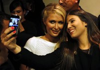 Ia pun sempat berfoto bersama fans. Reuters/John Vizcaino.