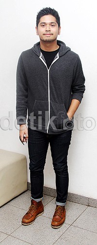 Penyanyi berusia 21 tahun itu tampil dengan kaus hitam, hoodie abu-abu, celana jeans dongker, dan sepatu coklat. Gusmun/detikFoto.