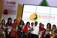 Menteri BUMN Dahlan Iskan (kanan) menyerahkan penghargaan Anugerah Kartini BUMN kepada Wadirut BNI Felia Salim (kiri) untuk kategori kepemimpinan inspiratif.