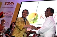 Menteri BUMN Dahlan Iskan menyerahkan penghargaan kepada 15 Direksi BUMN