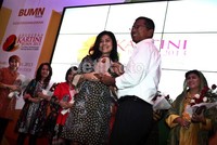 Dahlan Iskan (kanan) menyerahkan penghargaan Anugerah Kartini kepada Direktur Utama Hotel Indonesia Natour (INNA) Intan Abdams Katoppo untuk kategori kepemimpinan inspiratif.