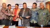 Direktur Utama PT Bank Rakyat Indonesia (Persero) Tbk Sofyan Basir memberikan paparan kinerja Bank BRI di Jakarta, Rabu (24/4).