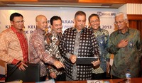 Direktur Utama PT Bank Rakyat Indonesia (Persero) Tbk Sofyan Basir (tiga dari kanan) berbincang dengan jajaran direksi masing-masing Achmad Baiquni, A Toni Soetirto, Randi Anto, Djarot Kusumayakti, dan Sarwono Sudarto usai paparan kinerja Bank BRI. (dok. BRI).