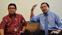 Mantan Menko Perekonomian Rizal Ramli (kanan) berbincang dengan  Komisi Pengawas Persaingan Usaha (KPPU)  M. Nawir Messi saat melakukan pertemuan di kator KPPU, Jakarta. (dwi sapto)