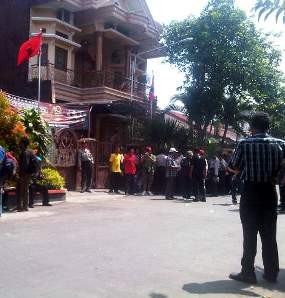 Rumah Ketua DPD PDIP Jatim di Malang Digeruduk Massa