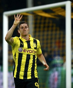 Robert Lewandowski merayakan gol yang dibuatnya. Dalam pertandingan ini, Lewandowski empat kali membobol gawang Madrid, satu di antaranya melalui titik putih. Reuters/Kai Pfaffenbach