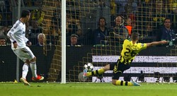 Cristiano Ronaldo melepaskan tembakan yang berbuah gol di menit ke-43. Reuters/Wolfgang Rattay.