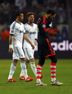 Diego Lopez terlihat kecewa dengan hasil tersebut. Reuters/Ina Fassbender.